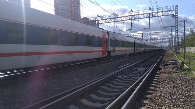 ЭП20-006 с поездом Стриж следует у ст. Железнодорожная.