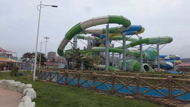 Аквапарк в городе Вэйхай / Water Park in Weihai City смотреть онлайн