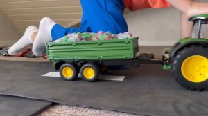 Марк и трактор вытаскивают машины из грязи.