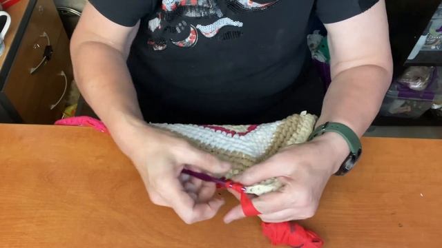 Прямоугольный коврик крючком из старых трикотажных вещей. Как вязать углы? Как соединять нитки? смотреть онлайн