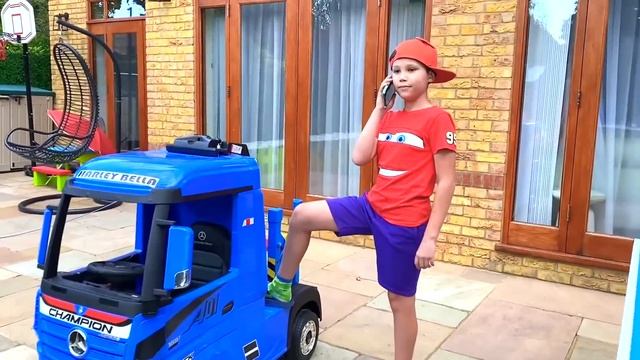 Макс и Катя играют на улице