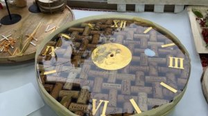 Необычные часы из винных пробок и эпоксидной смолы св?