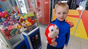 Челлендж - достаем мягкие игрушки из автомата!!!