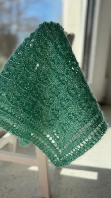 Шаль спицами #paolareina #паоларейна #одеждадлякукол для Паола Рейна смотреть онлайн