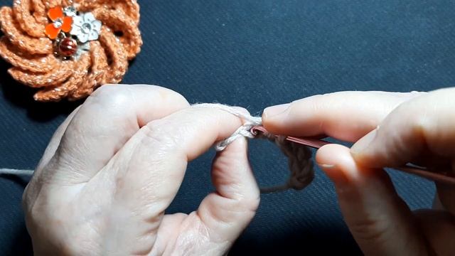 Вяжем резинку к шапке, жилету и т.д. Очень просто!👍👍👍 смотреть онлайн