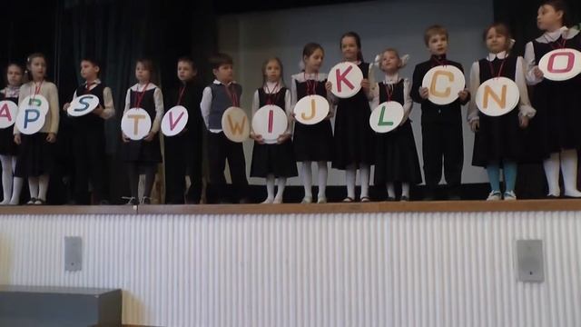 Первый класс на празднике английского языка в начальной школе «Happy English». смотреть онлайн