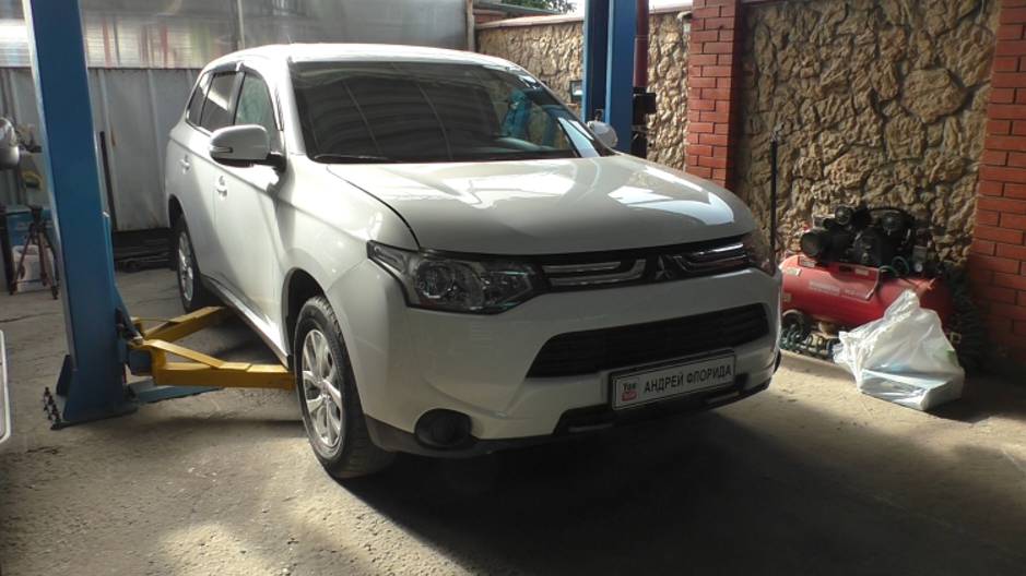 Замена передних тормозных дисков и колодок на Mitsubishi Outlander 2,0 Мицубиси Аутлендер 2013