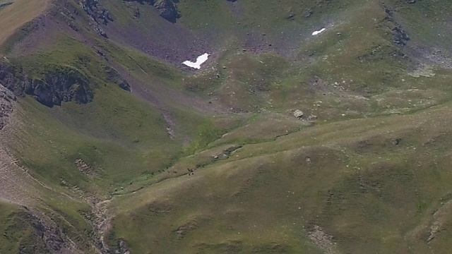 Озеро на склонах гор