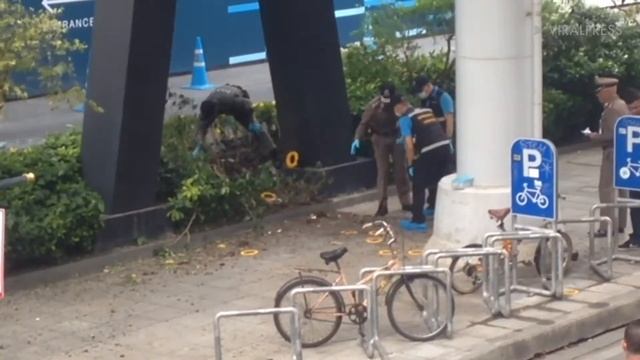 В Сеть попали кадры работы полицейских на местах взрывов в Бангкоке. смотреть онлайн