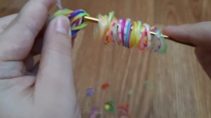 Как сделать из резиночек rainbow loom, которые смешались прикольный брелок бомбончик👍⚜️😉🗝 The Nikit