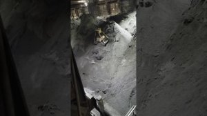 Грейферный мостовой кран в работе