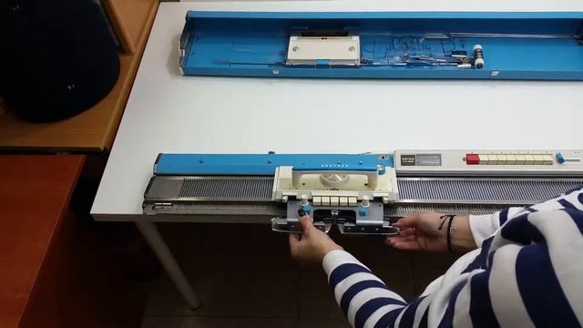 BROTHER KH588. Как присоединить крыло каретки. How to attach Sinker Plate Arm смотреть онлайн