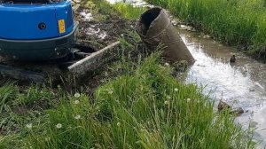 мини-экскаватор в работе