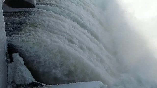 Перелив воды через гребень / Сергеевское водохранилищ