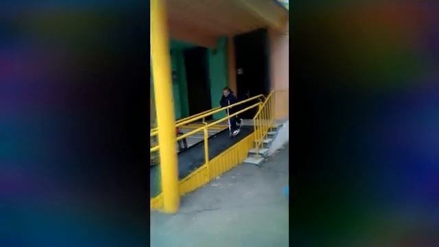 Прикольнулись с другом, чуть не упал смотреть онлайн