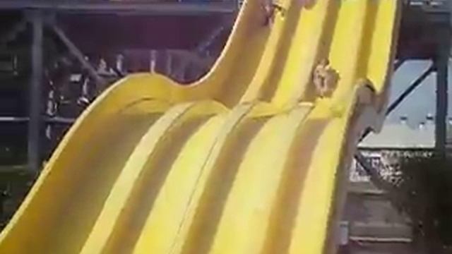 Желтая горка в Аквапарке смотреть онлайн