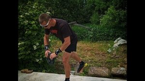 Перекладывание снаряда из руки в руку на одной ноге