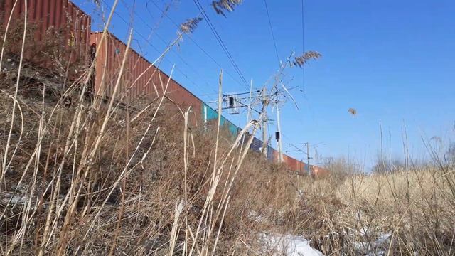 Электровоз 3ЭС5К-052 с грузовым поездом смотреть онлайн