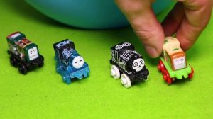 Дети играют с настоящими и игрушечными поездами! 🚂🚨 Образовательные видео о поездах