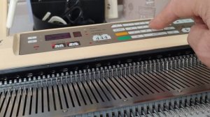 как вязать  платинг на однофонтурной машине с платинговым челноком и без него