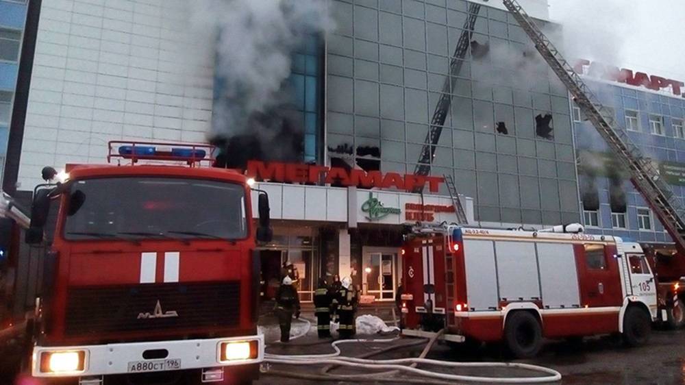 Спасание людей при пожаре - Учения МЧС - Санкт-Петербург - ТЦ Июнь - 2014 год смотреть онлайн