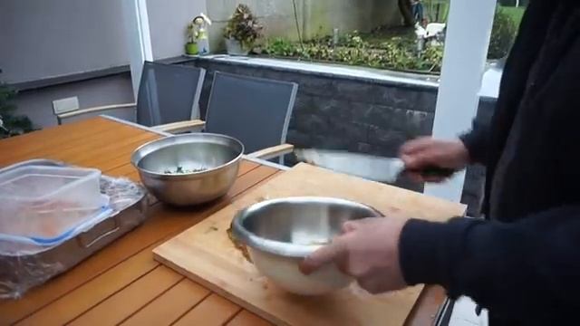 Шашлык и овощной омлет на мангале смотреть онлайн