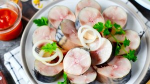 КАК ЗАСОЛИТЬ СКУМБРИЮ В ДОМАШНИХ УСЛОВИЯХ