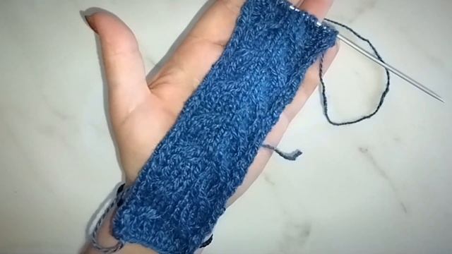 Несложный Плотный узор из зеркальных жгутов с лицевой разделительной петлей Спицами смотреть онлайн