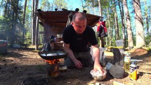 Живём в рыбацкой избе. Жор щуки продолжается! Рыбалка в глуши! Готовим улов! Второй день в тайге.