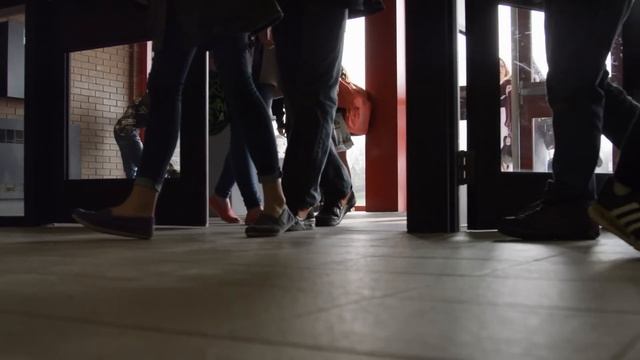 Детдомовская девочка подобрала на улице больного котёнка, но когда об этом узнали в интернате… смотреть онлайн