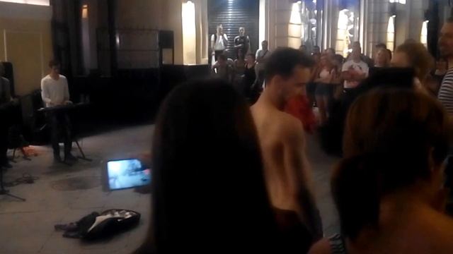 прикол бухих прохожих на выступлении уличных музыкантов смотреть онлайн