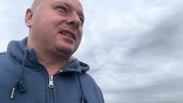 Стою на вершине горы