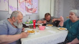Идеальный двор и порядок во круг Денег нет  Едим макароны с курицей Мама опять недовольна
