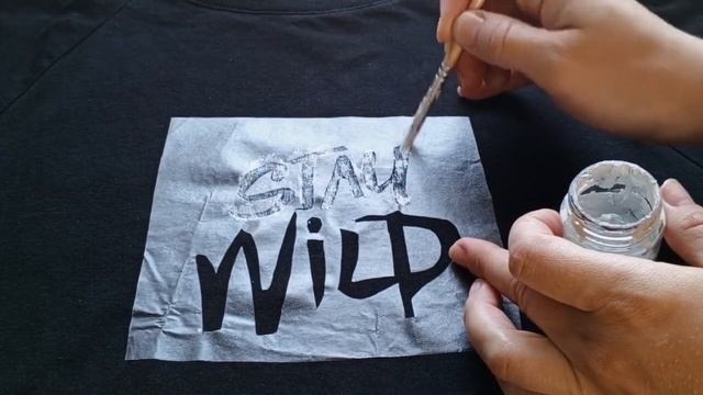 КАК СДЕЛАТЬ НАДПИСЬ НА ФУТБОЛКЕ СВОИМИ РУКАМИ | КАК ПОКРАСИТЬ ФУТБОЛКУ смотреть онлайн