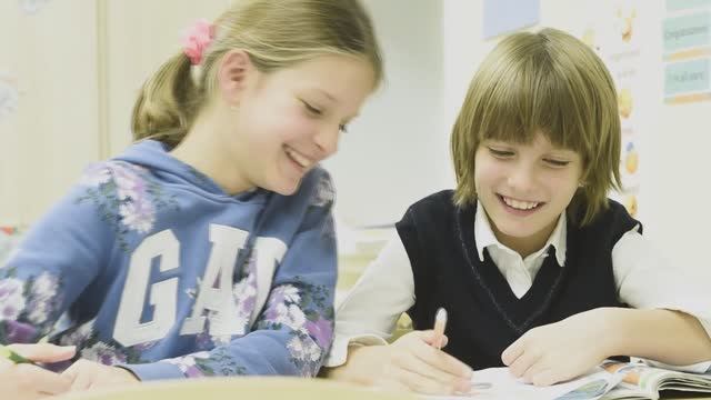 Один день из жизни начальной школы «Радуга» смотреть онлайн