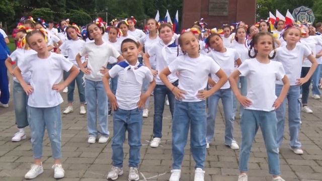 Флешмоб, посвященный Дню России смотреть онлайн