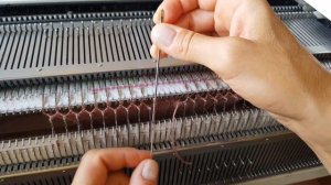 Горизонтальные петли под пуговицы с полной обработкой на вязальной машине. Идея для любого ластика