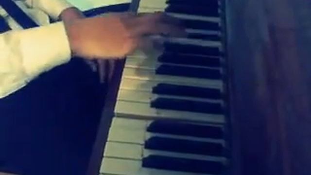 первый раз играет на слух