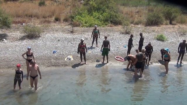 Туристы мажутся лечебной грязью в поисках омоложения в Турции