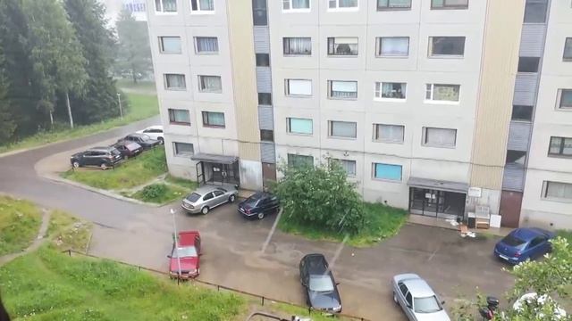 Гроза пролетела одна туча пару раз грамыхнула немного полило и вся граза