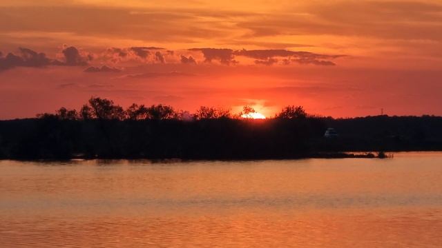 Огненный закат над водой - магия рыбалки.