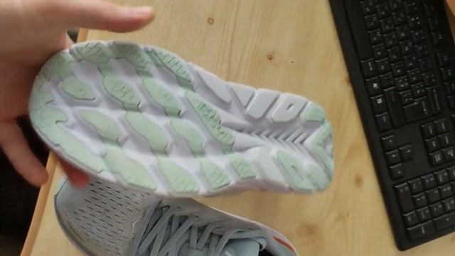Кросівки для бігу hoka one one clifton 8 оригінал р.40 смотреть онлайн