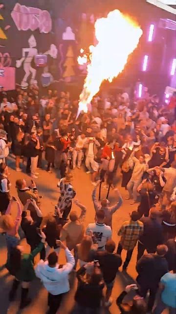 @alexeyunion4097 устроил фестиваль электронной музыки в цент? смотреть онлайн