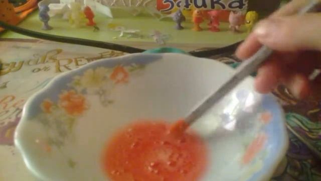 Разризаю и лопаю  шарики