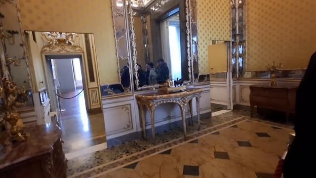 Королевский дворец в Казерте и прогулка под дождём в смотреть онлайн