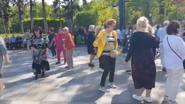 4 мая 2025  РОЗА ЯРКО РАСЦВЕЛА И С УМА ЕГО СВЕЛА!!! #kharkiv