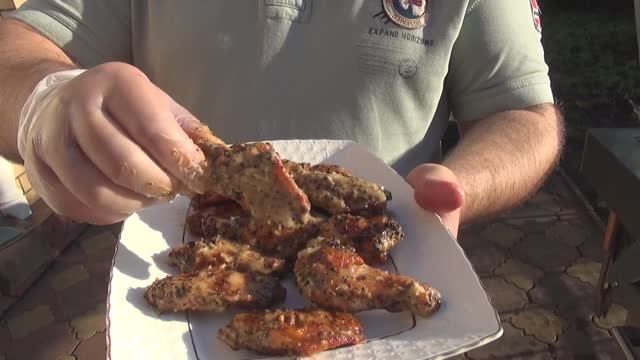 САМЫЕ СОЧНЫЕ И ХРУСТЯЩИЕ КРЫЛЬЯ БЕЗ ФРИТЮРА В СОУСЕ АЛАБАМА В ГАЗОВОМ ГРИЛЕ PRIMELINER!) смотреть онлайн