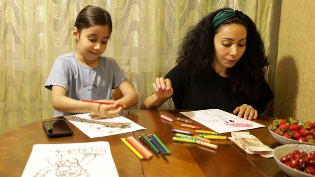 Челлендж с мамой. Кто лучше раскрасит свой рисунок мама или Ева. смотреть онлайн