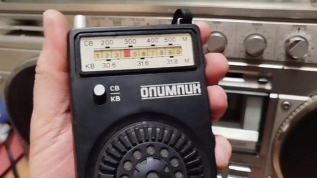 Портативный СВ-КВ радиоприемник Олимпик. СССР, 1980 год. смотреть онлайн