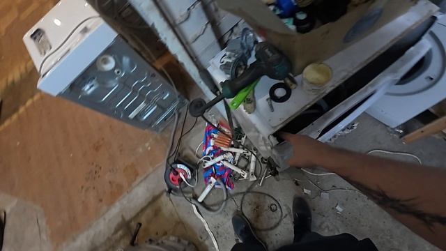 Стирально-сушильная машина Electrolux(aeg) треснул бак. Азиз переехал. смотреть онлайн